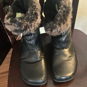 Earth Shoes black Shannon  Boots with Fur Trim 10
